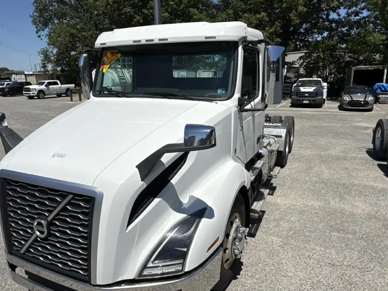 2022 VOLVO VNL64T300
