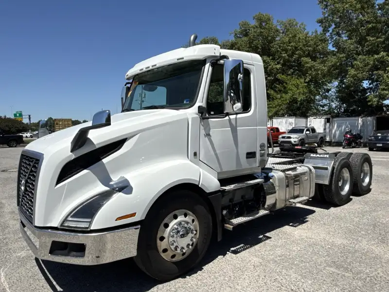 2022 VOLVO VNL64T300