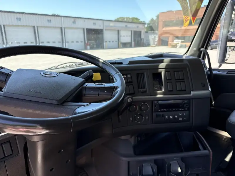 2022 VOLVO VNL64T300
