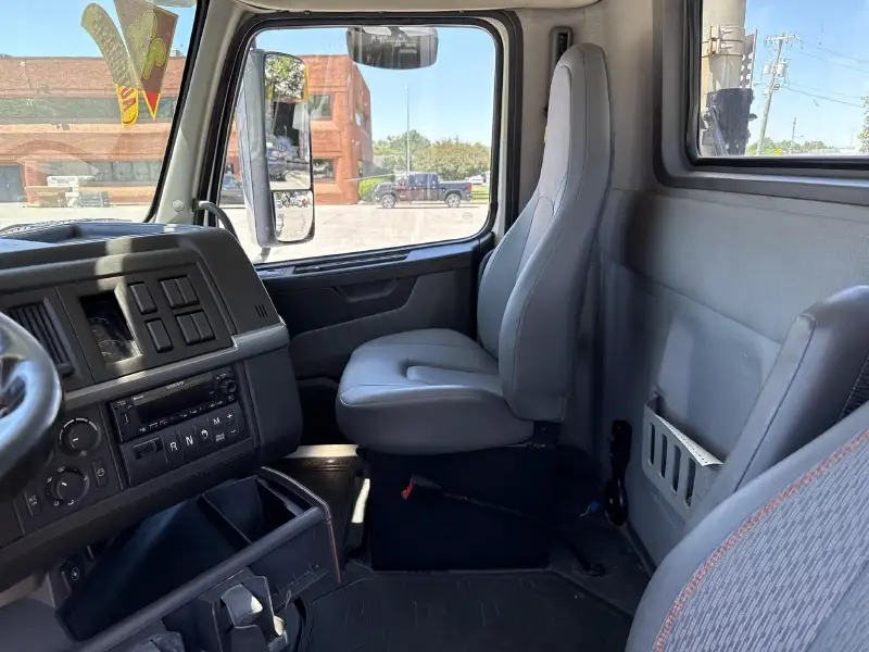 2022 VOLVO VNL64T300