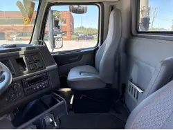 2022 VOLVO VNL64T300