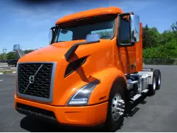 2022 VOLVO VNR64T300