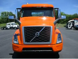 2022 VOLVO VNR64T300