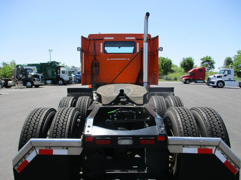 2022 VOLVO VNR64T300