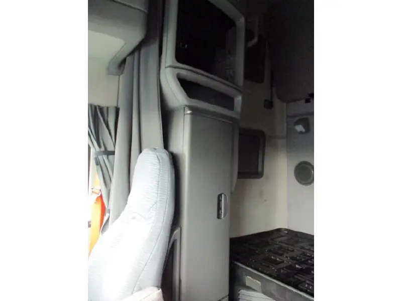 2020 VOLVO VNL64T760