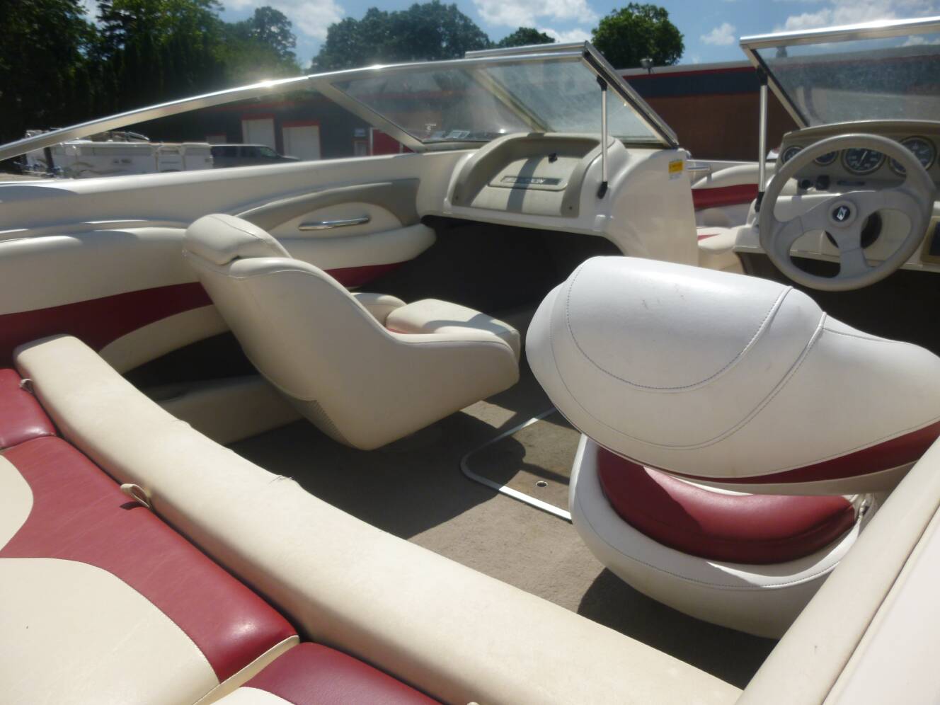 A photo of this 2001 Larson SEI 180 BR