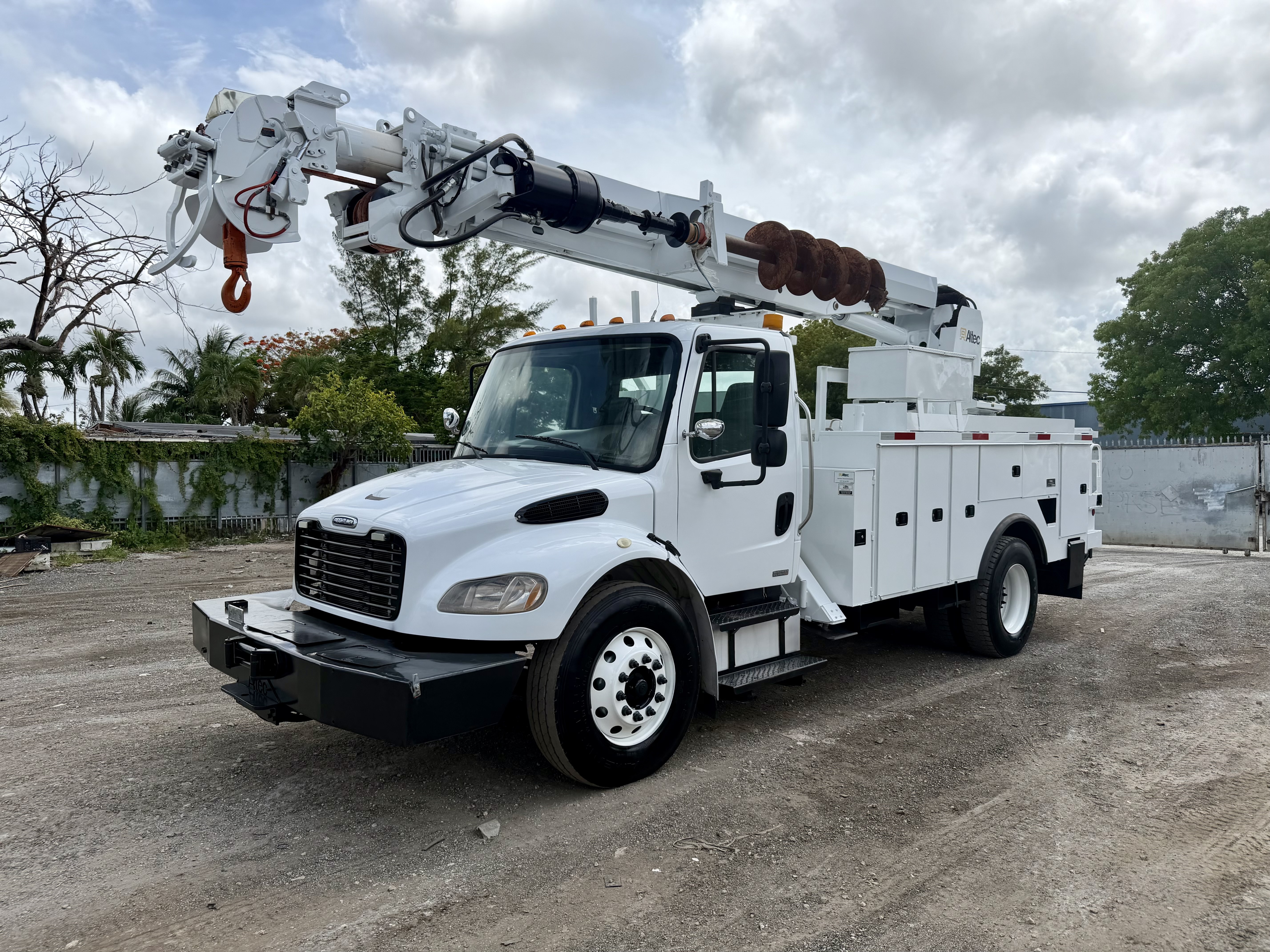 2009 FREIGHTLINER BUSINESS CLASS M2 106 in Miami, FL