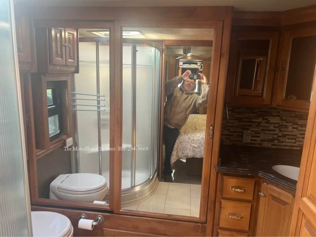 A photo of this 2015 Tiffin Motorhomes PHAETON 40 QBH