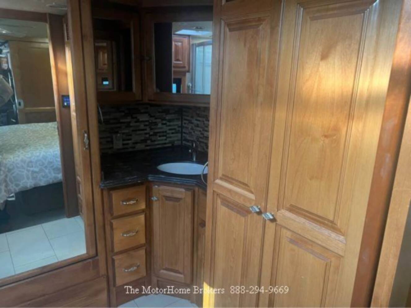 A photo of this 2015 Tiffin Motorhomes PHAETON 40 QBH