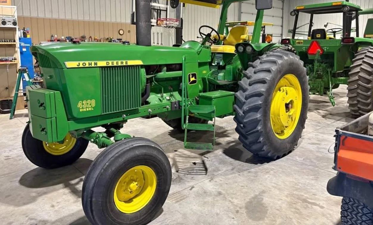 1971 JOHN DEERE 4320 in Dedham, IA