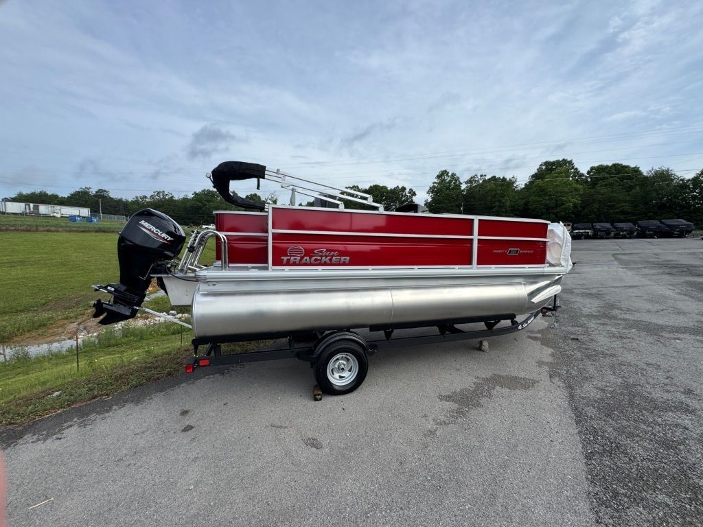 2026 Sun Tracker Party Barge® 18 DLX in white bluff TN