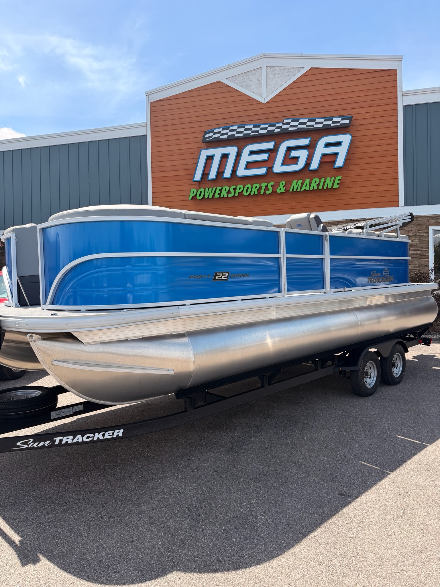 2026 Sun Tracker Party Barge 22 DLX in