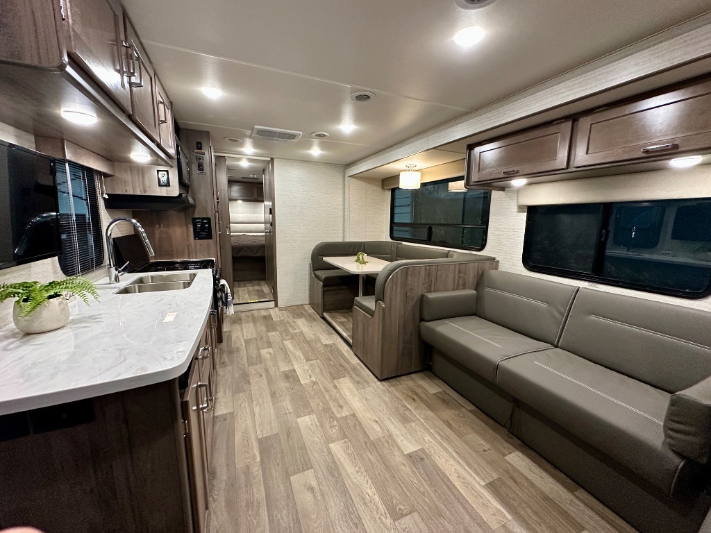 2025 Winnebago Minnie Winnie 31K in franklin TN