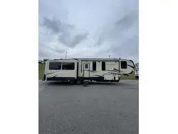 2017 KEYSTONE MONTANA HIGH COUNTRY 370BR