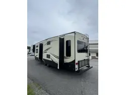 2017 KEYSTONE MONTANA HIGH COUNTRY 370BR