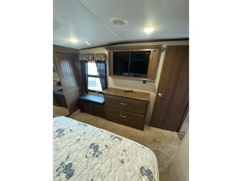 2017 KEYSTONE MONTANA HIGH COUNTRY 370BR