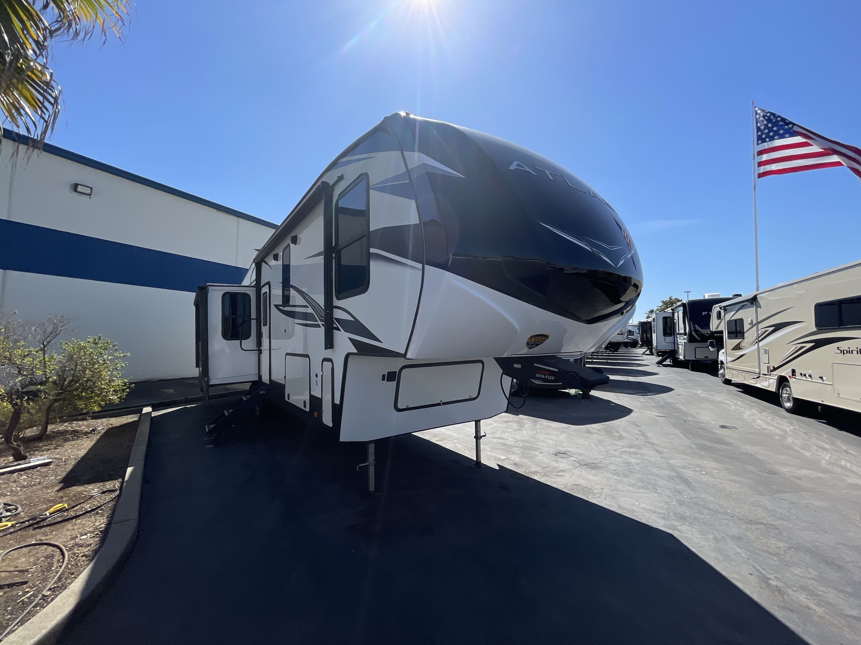 2022 Dutchmen ATLAS 3172RLKB in meridian ID