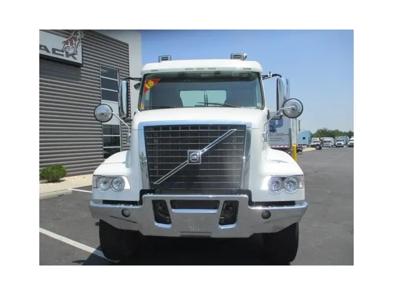 2018 VOLVO VHD64FT300