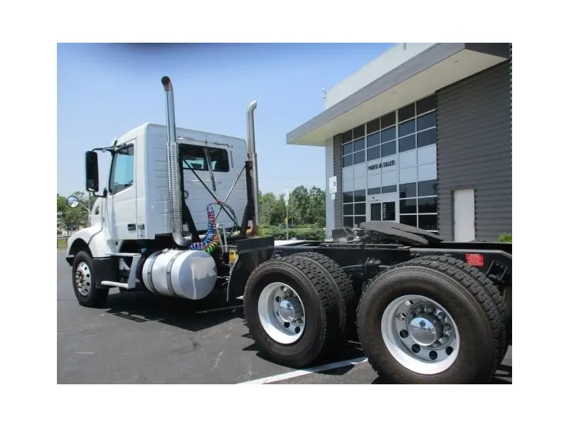 2018 VOLVO VHD64FT300