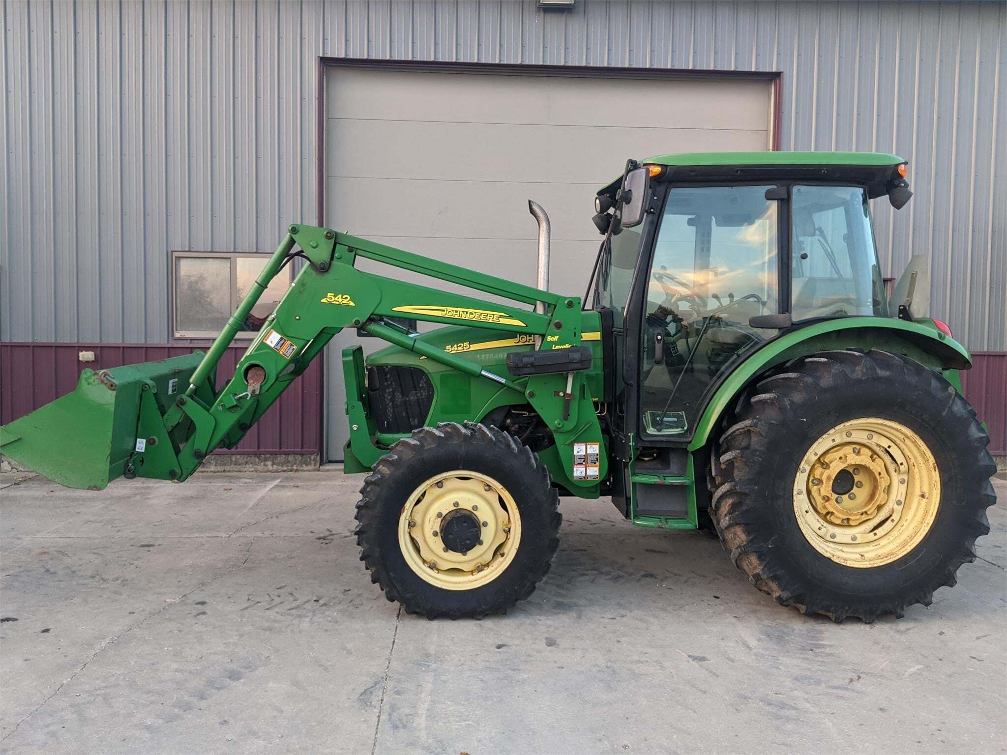 2008 JOHN DEERE 5425 in Caledonia, MN