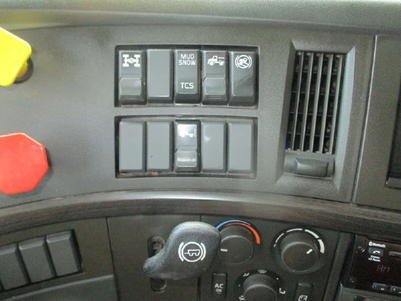 2020 VOLVO VNR64T640
