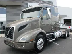 2020 VOLVO VNR64T640
