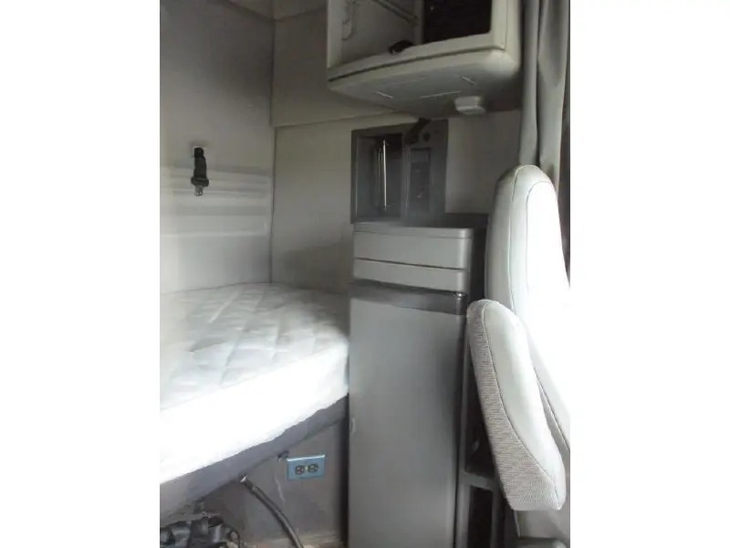 2020 VOLVO VNR64T640