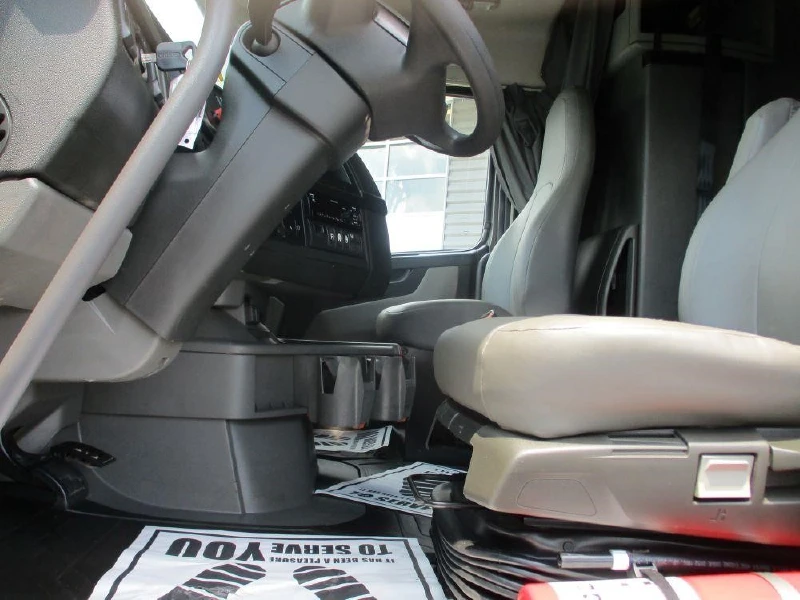 2020 VOLVO VNR64T640