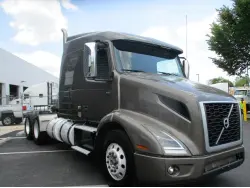2020 VOLVO VNR64T640