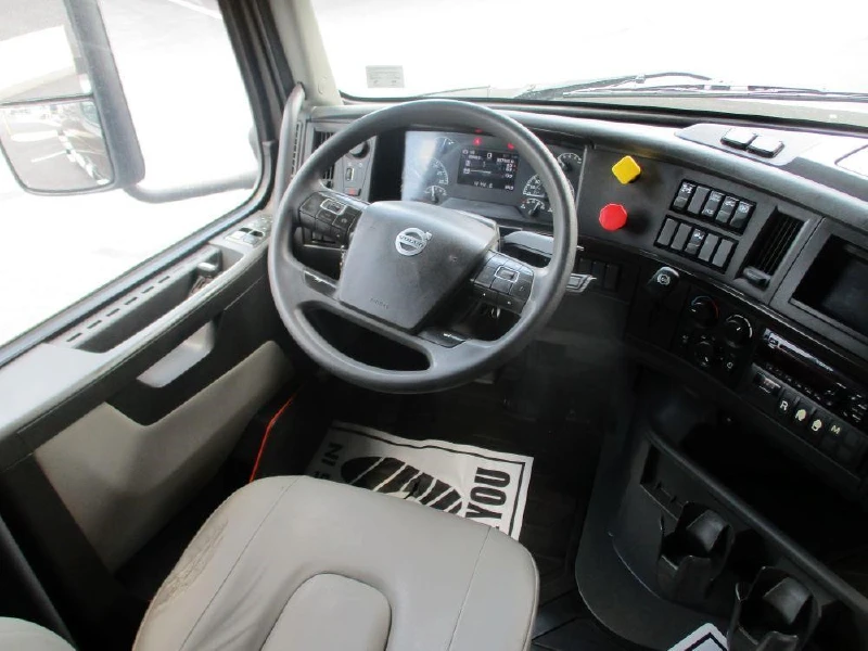 2020 VOLVO VNR64T640