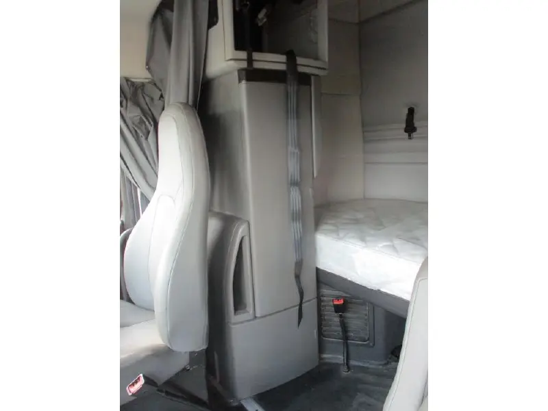 2020 VOLVO VNR64T640