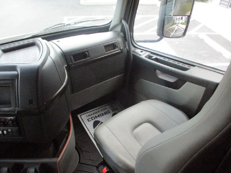 2020 VOLVO VNR64T640