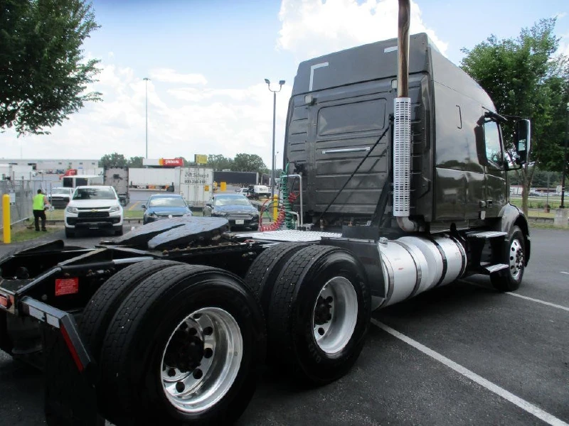 2020 VOLVO VNR64T640