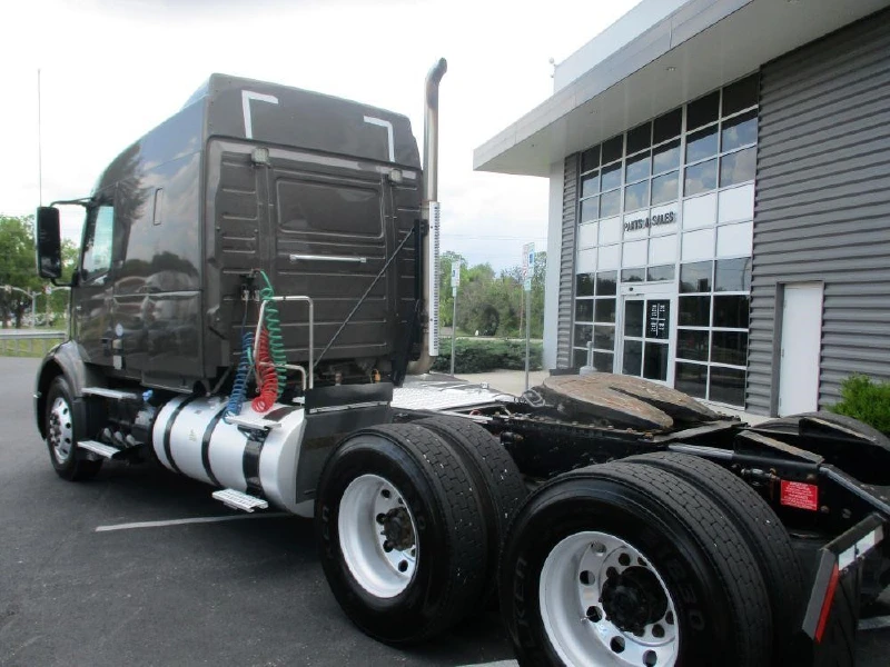 2020 VOLVO VNR64T640