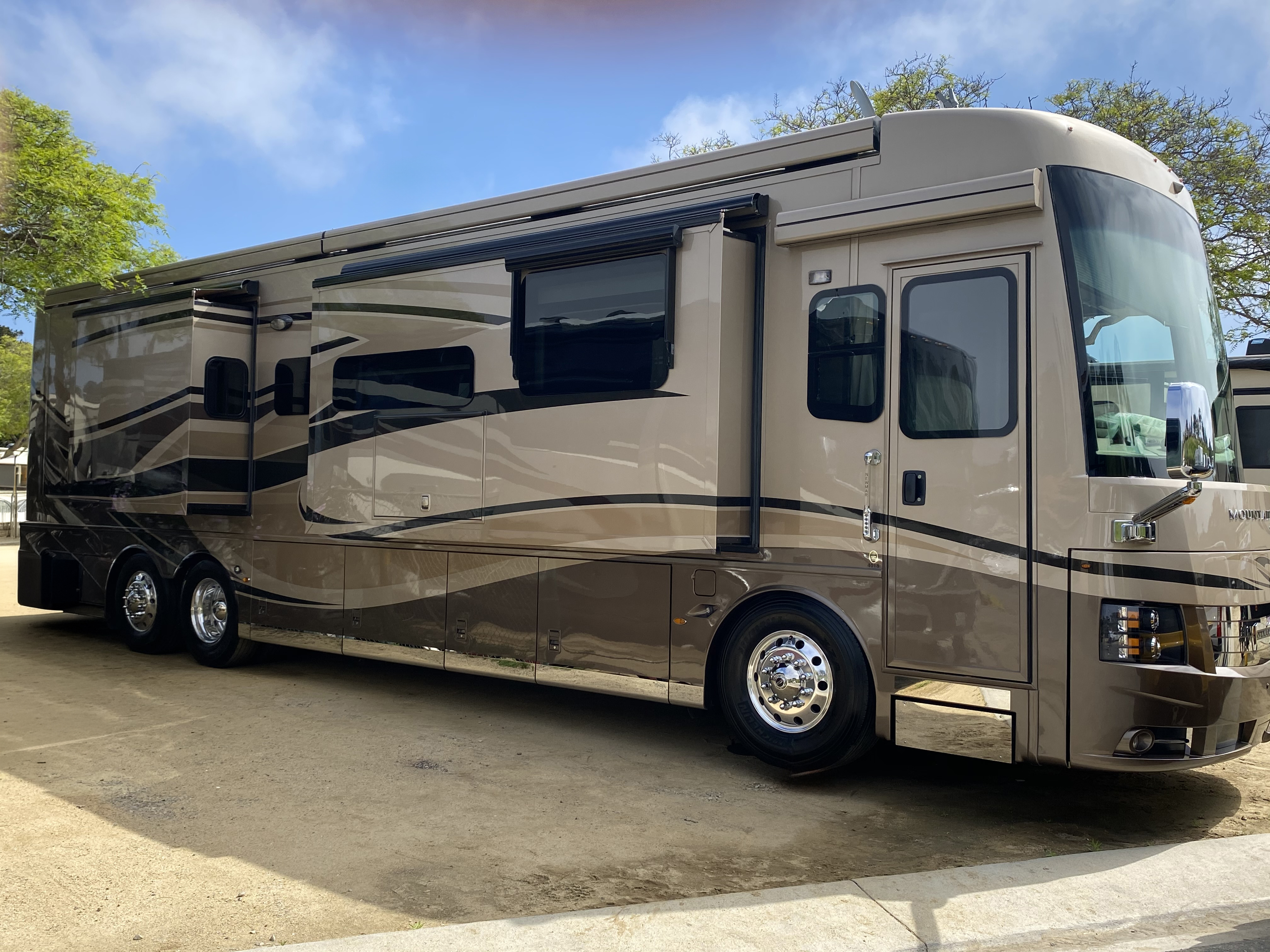 2019 Newmar MOUNTAIN AIRE 4018 Class A Diesel Motorhome - Diesel Pusher RV