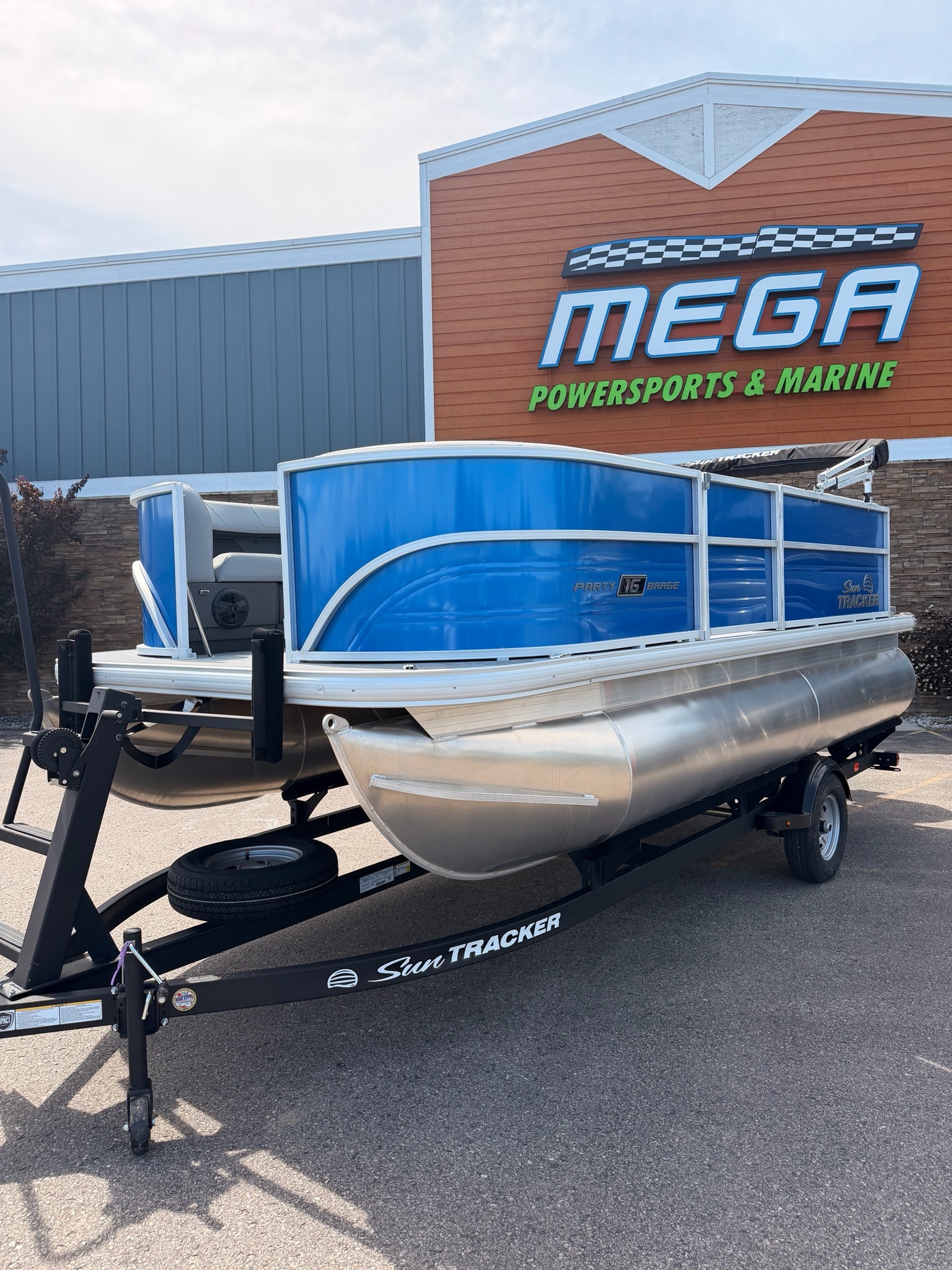 2026 Sun Tracker Party Barge 16 DLX 22 RF XP3 in