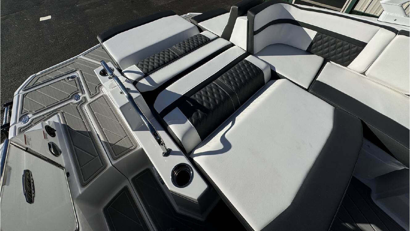 A photo of this 2026 Monterey M6 SERIES