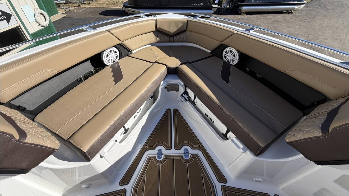A photo of this 2026 Monterey ELITE 30 OB BOWRIDER