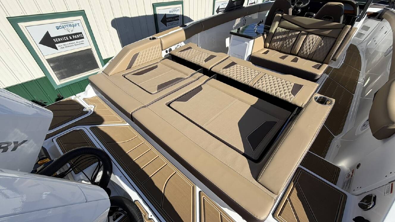 A photo of this 2026 Monterey ELITE 30 OB BOWRIDER