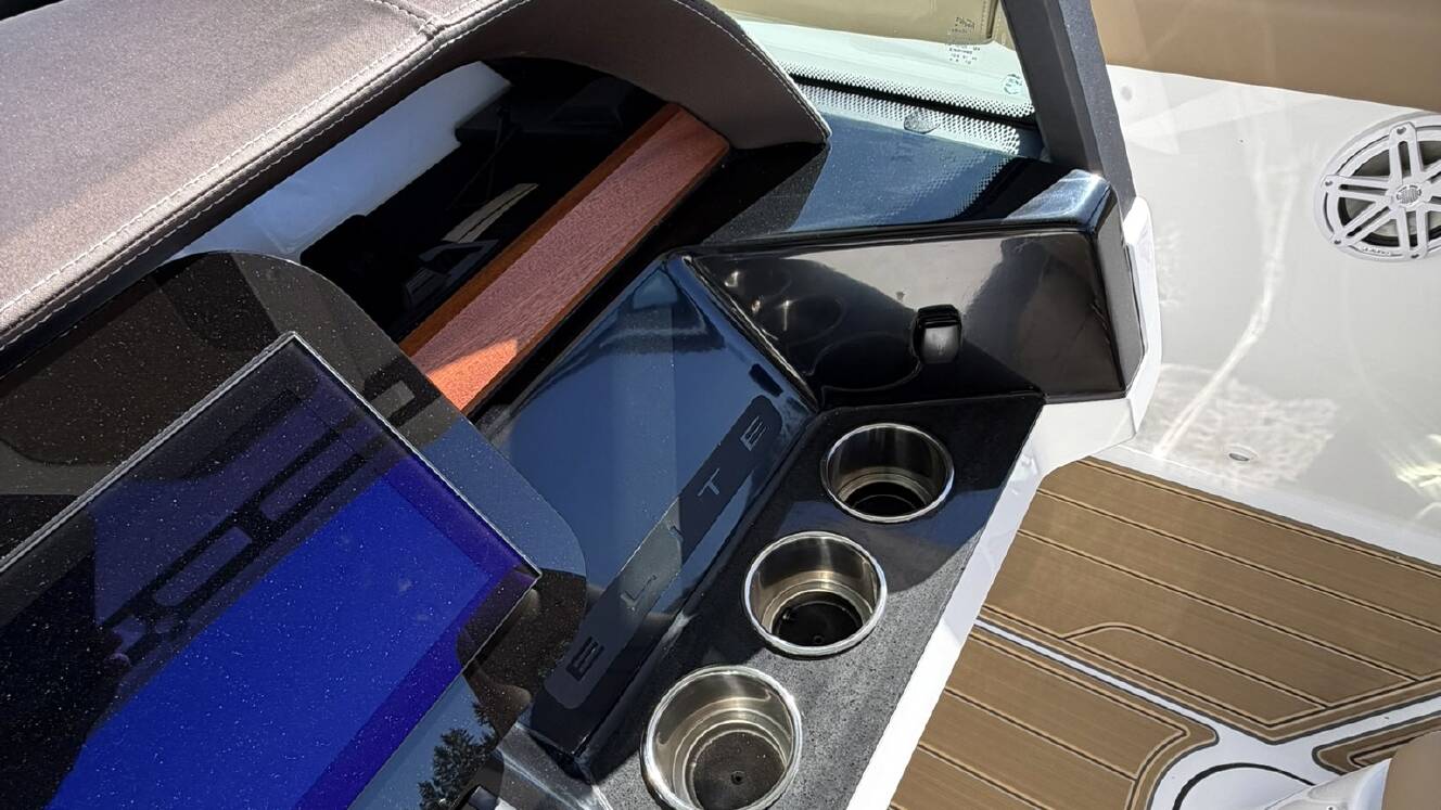 A photo of this 2026 Monterey ELITE 30 OB BOWRIDER