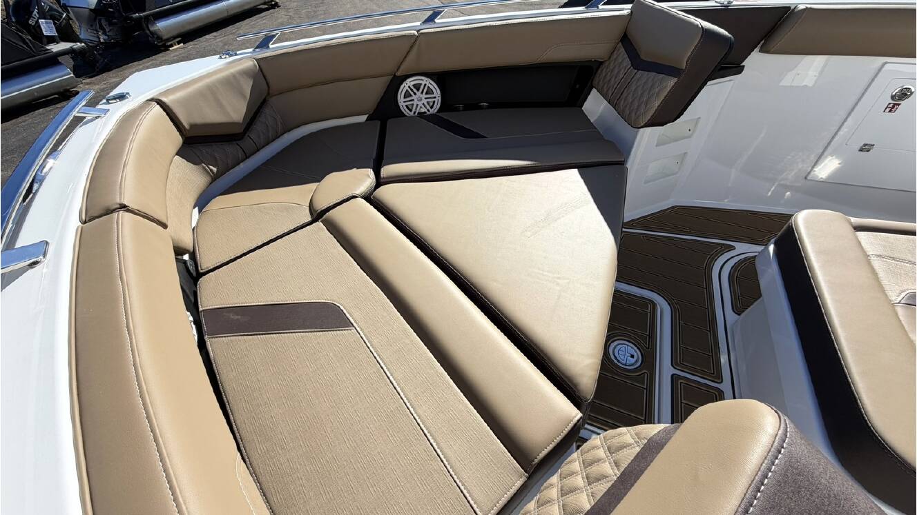 A photo of this 2026 Monterey ELITE 30 OB BOWRIDER