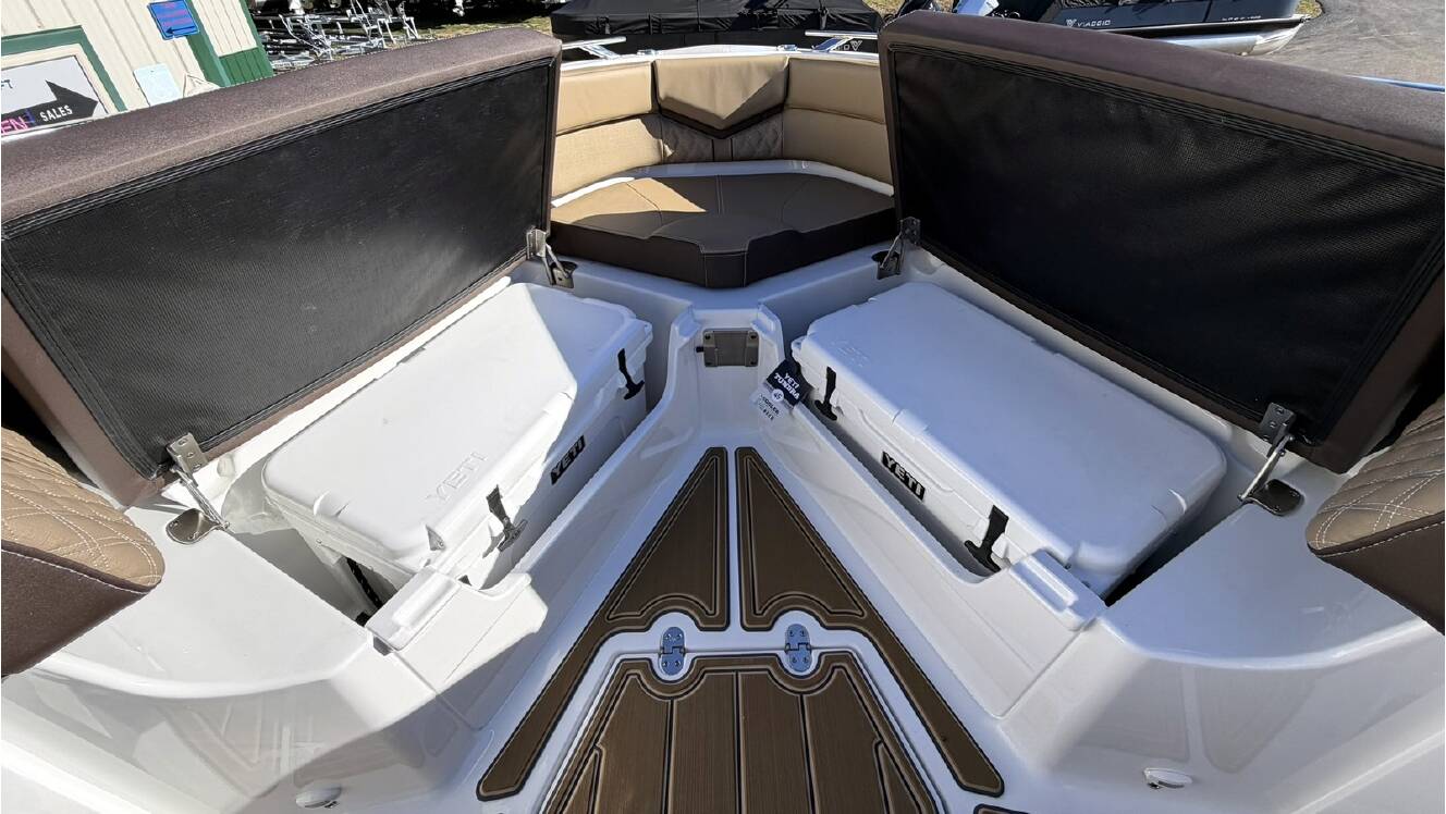 A photo of this 2026 Monterey ELITE 30 OB BOWRIDER