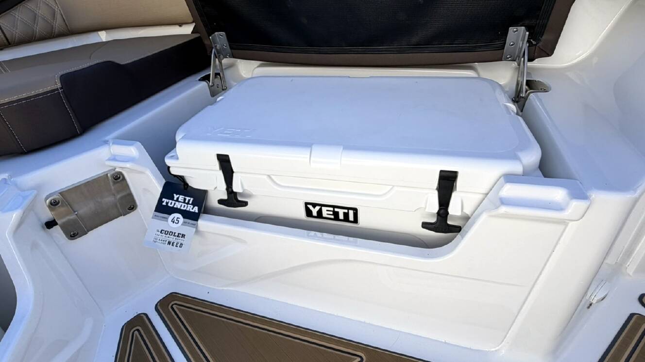 A photo of this 2026 Monterey ELITE 30 OB BOWRIDER