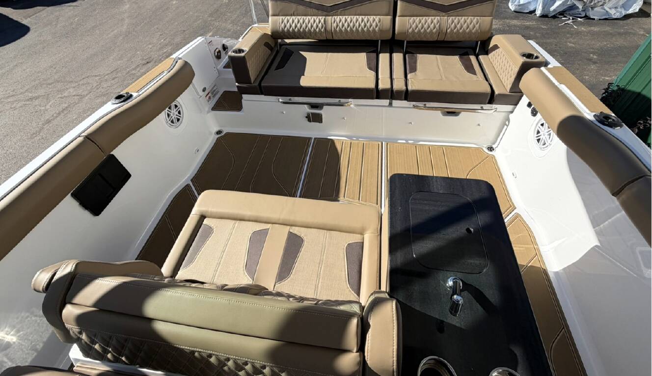 A photo of this 2026 Monterey ELITE 30 OB BOWRIDER