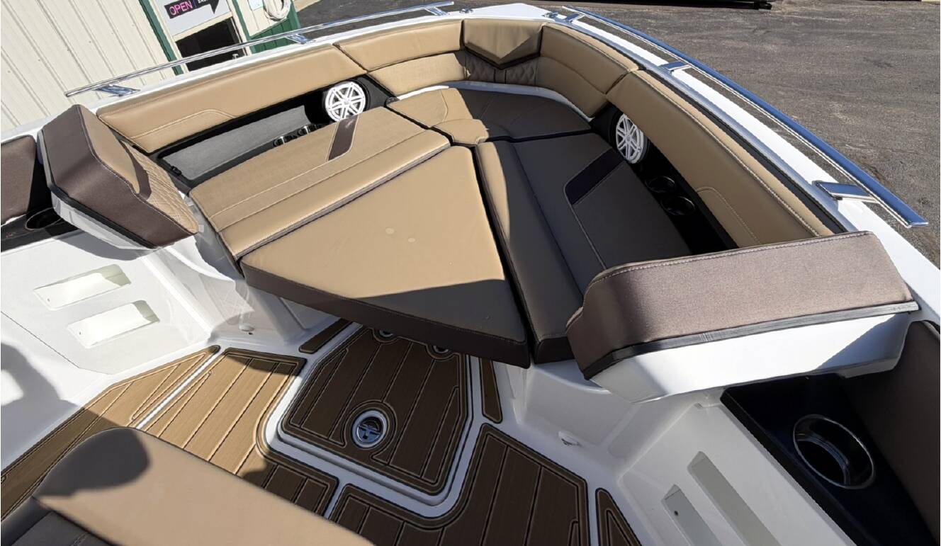 A photo of this 2026 Monterey ELITE 30 OB BOWRIDER