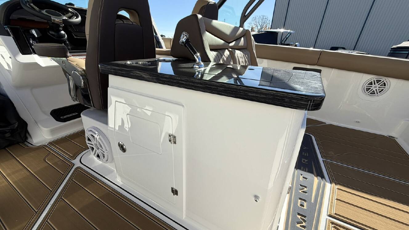 A photo of this 2026 Monterey ELITE 30 OB BOWRIDER