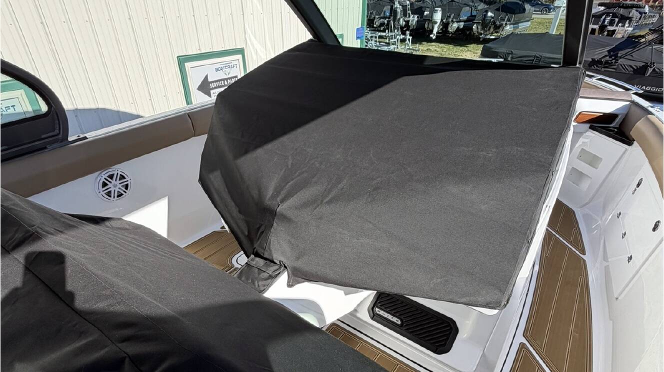 A photo of this 2026 Monterey ELITE 30 OB BOWRIDER