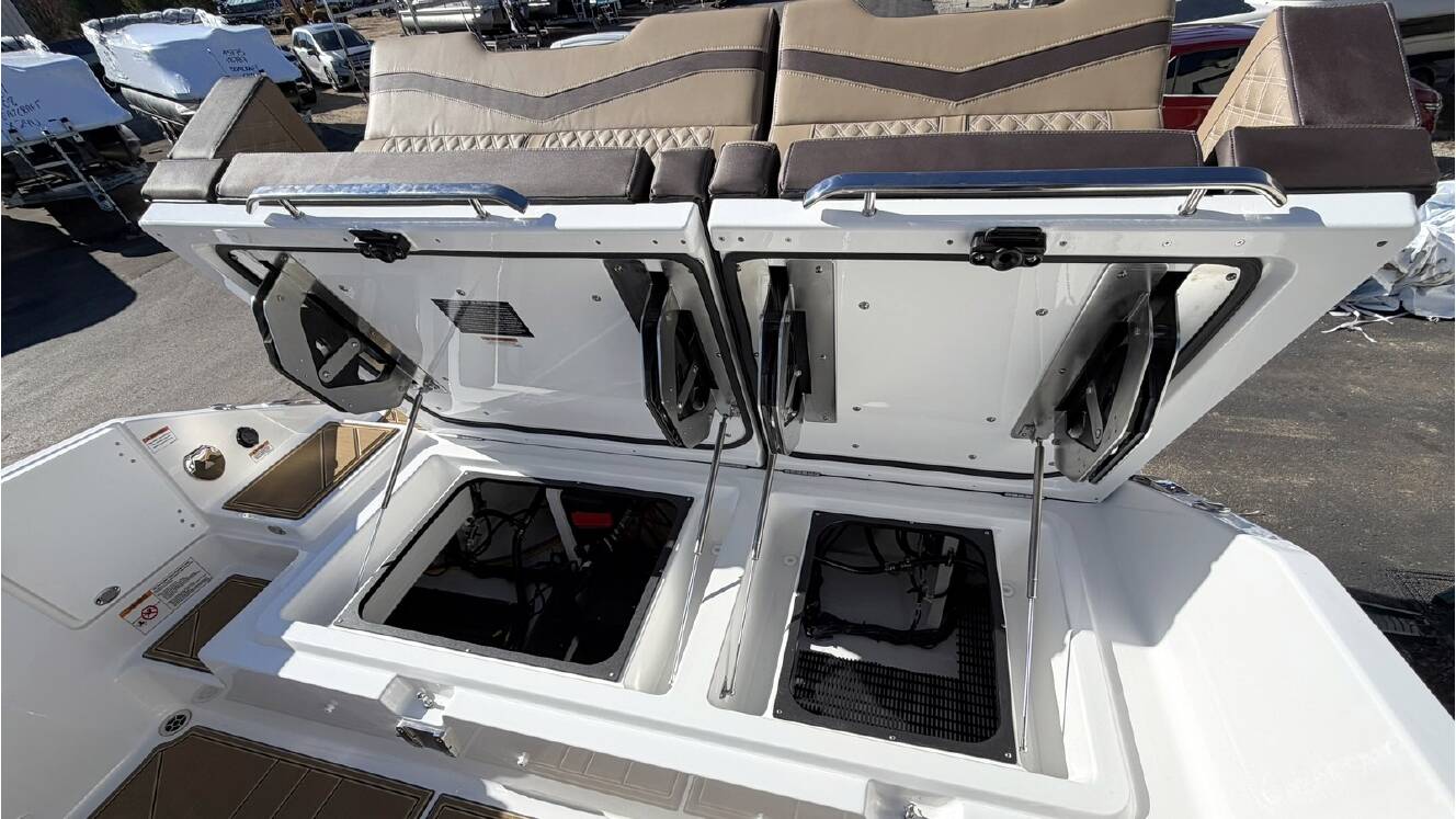 A photo of this 2026 Monterey ELITE 30 OB BOWRIDER