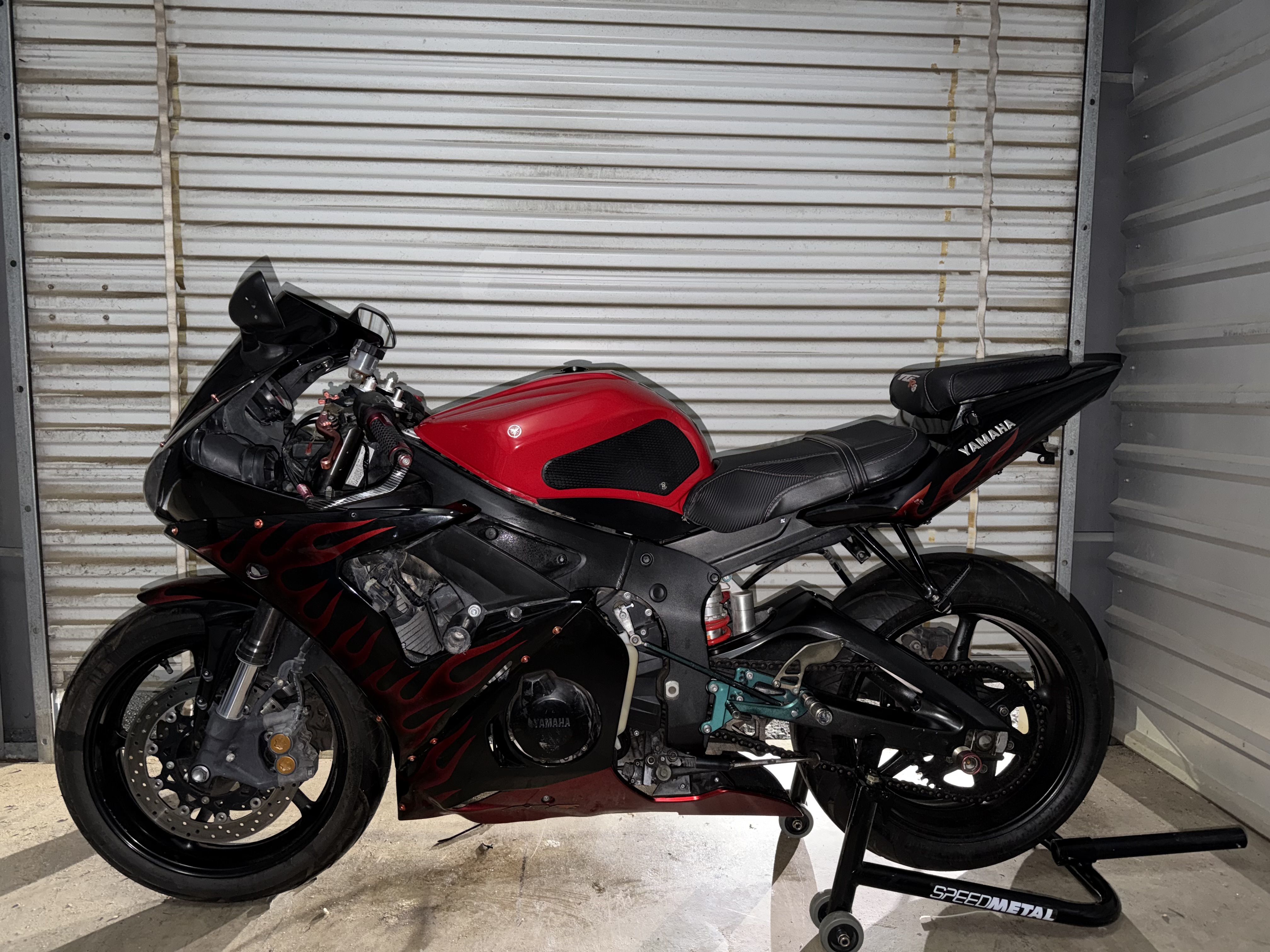 2005 Yamaha YZF R6 Sportbike motorcycle