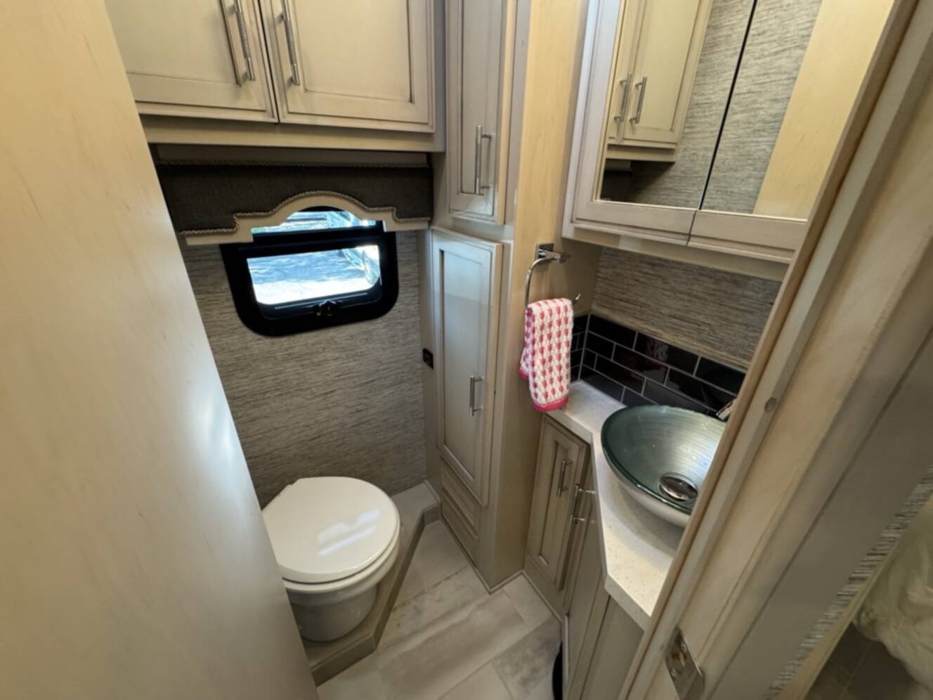 A photo of this 2022 Newmar VENTANA 4037